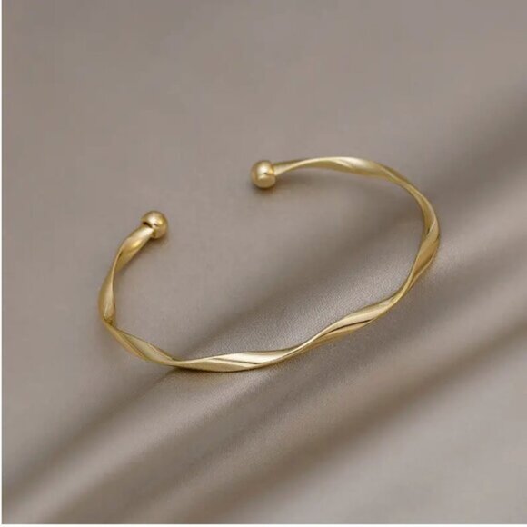 14K Gold Filled Bangle Bracelet - Picture 4 of 4